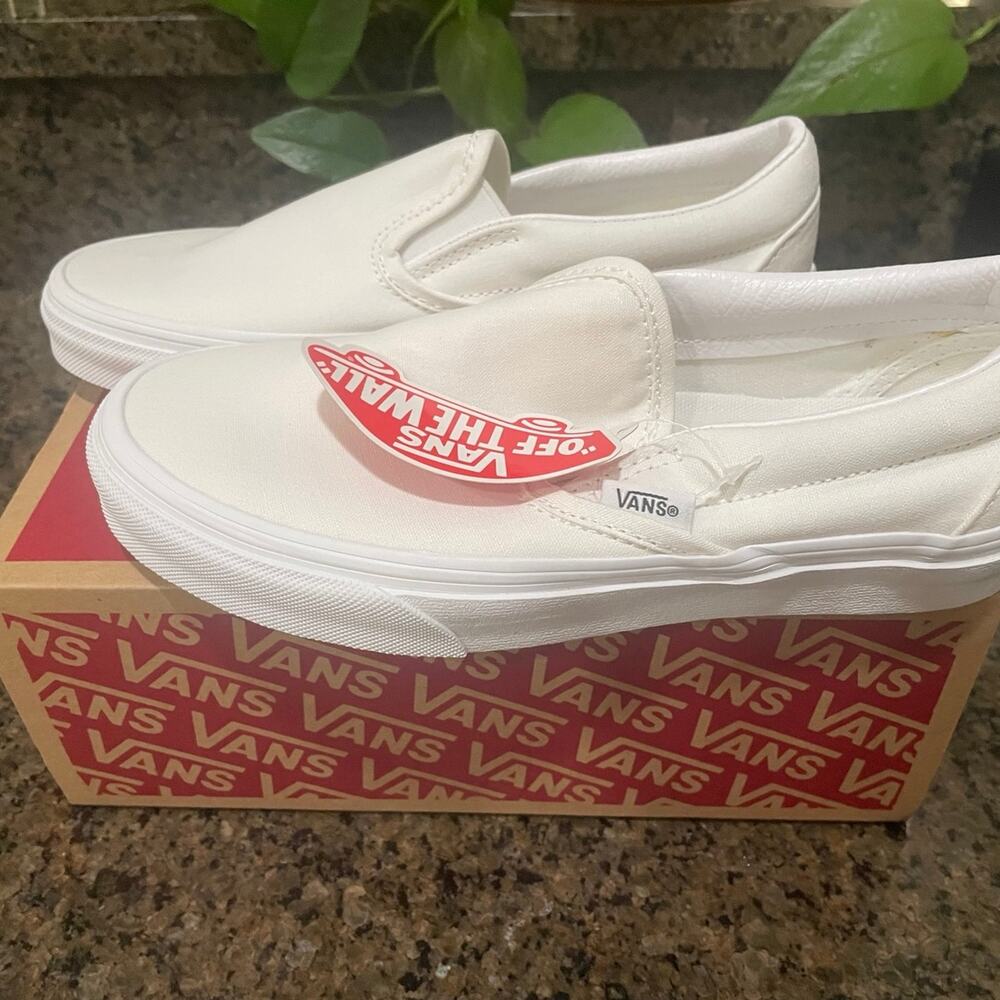 New in Box Women’s Size 6.5 VANS White Classic Slip On Sneaker